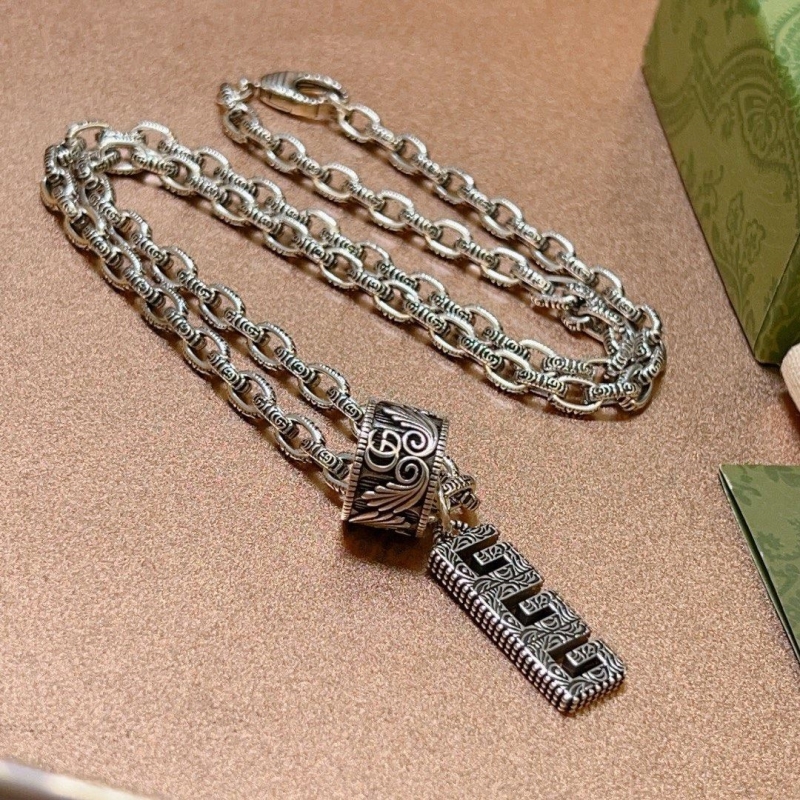 G*u*i necklaces